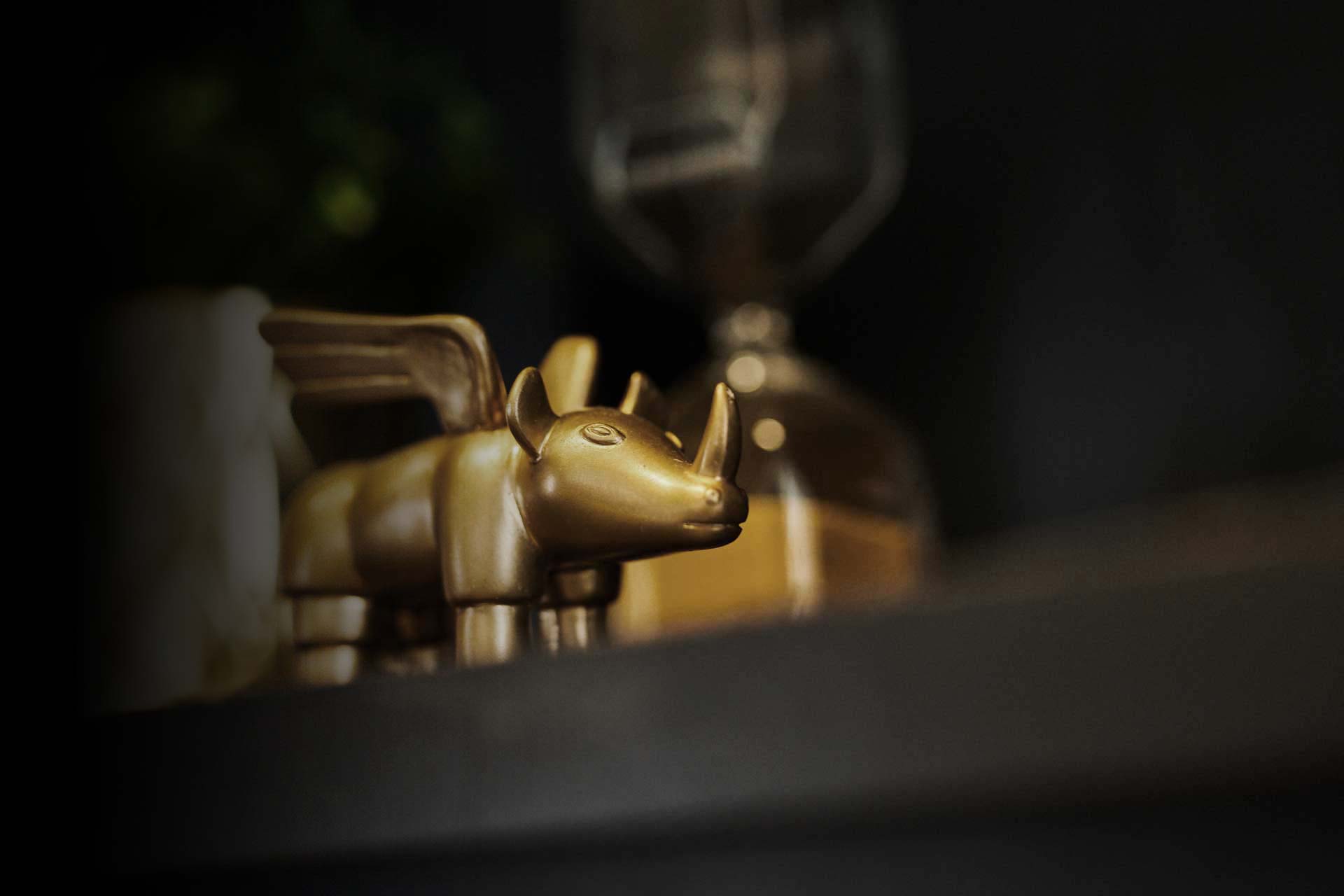 Das geflügelte Nashorn, Wappentier des Dortmunder Konzerthauses, als goldene Figur
