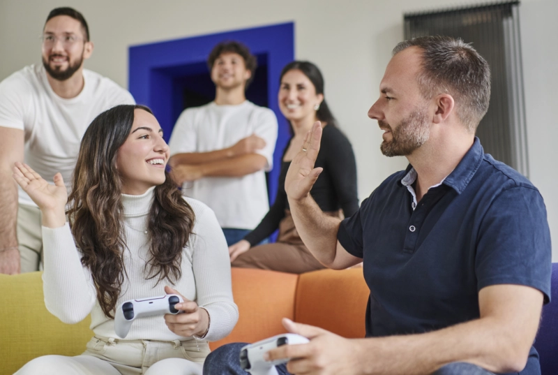 Tugce und Daniel von Optimerch beim Handschlag mit einem Kunden