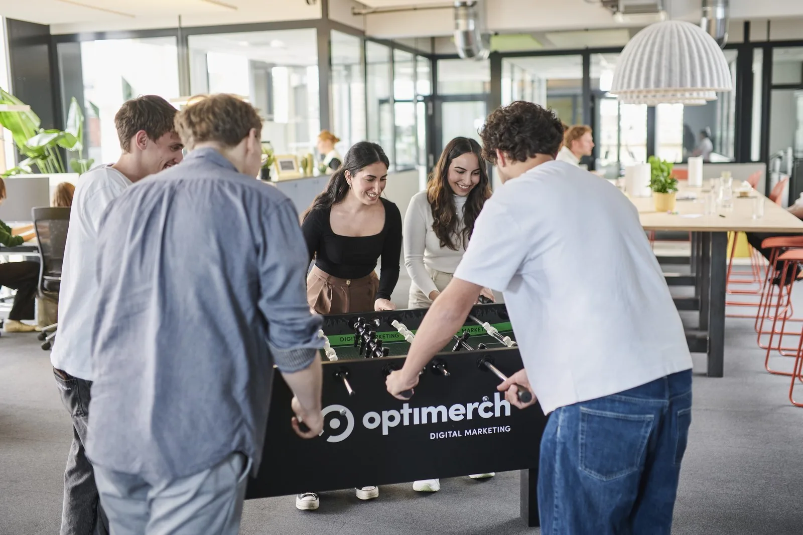 Kickerrunde im Büro der Optimerch GmbH