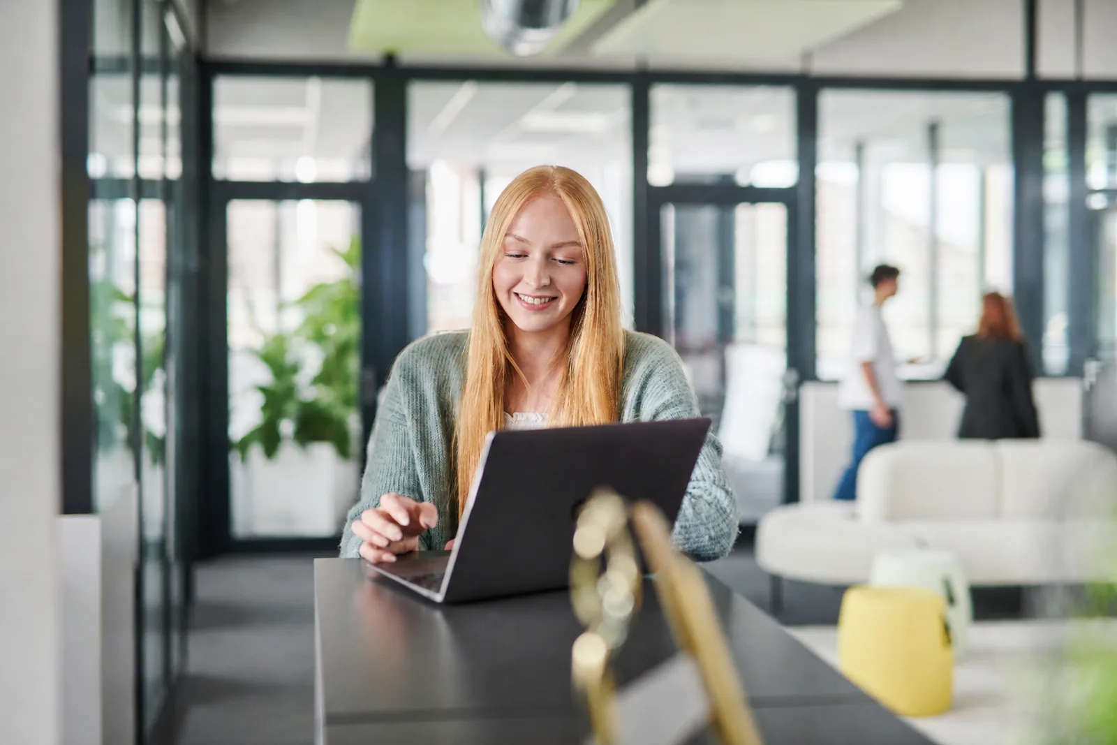 Sara Hunsche, PPC Specialist, bei der Arbeit im Büro der Optimerch GmbH