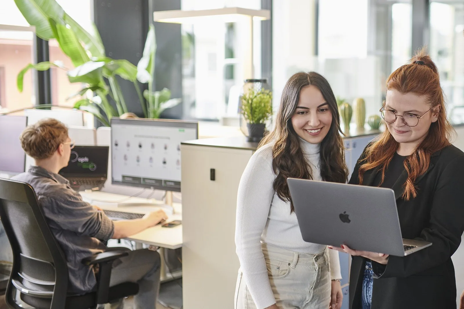 Tugce Akbulut und Sinem Cukurlu besprechen ein Projekt am Laptop